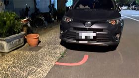 台中驚見「最短紅線」不到1公尺！車輛停「沒線處」仍被開單　警說明了