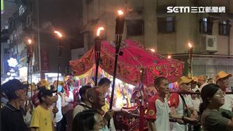 查夜暗訪火把齊發　攝影搶拍城隍公子夜巡