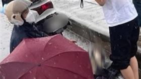 女子疑似在乘坐機車途中遭雷擊身亡，當場斃命。（圖／翻攝自YT@Báo Nghệ An）