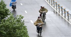 離奇命案！她騎車遭雷擊「安全帽裂兩半」（示意圖／pixabay)