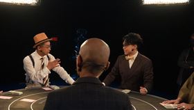 呱吉(左3)參與節目遊戲輸到「脫褲」自嘲：「現實生活中也差不多是這個狀態」(圖/公視提供)