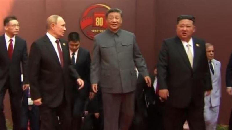 金正恩日前帶著女兒參加九三閱兵儀式，不過因為肥胖、多汗問題，前北韓軍人預言，金正恩恐怕活不過50歲。（圖／翻攝自央視）