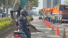 台中漢神工地爆衝突！怪手「伸鏟斗」惡擋機車險砸中　工人怒嗆5字經，乾淨版