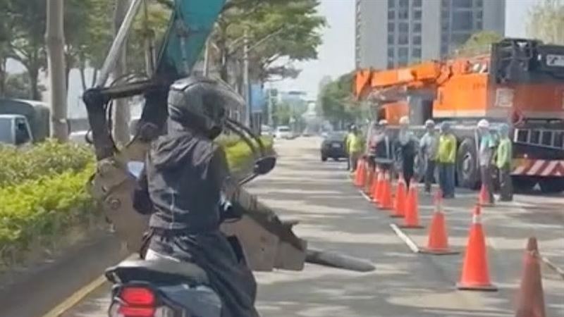 台中漢神工地爆衝突！怪手伸鏟斗險砸騎士