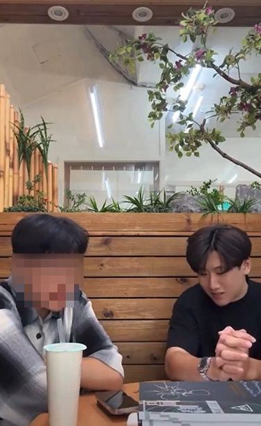 楊姓高中生(圖左)在35天內苦讀，逆襲考上成大醫學系，心情沉澱後，大方在鏡頭前分享心路歷程。(圖／翻攝自補習班直播影片)