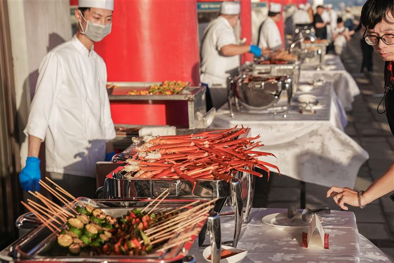 今年圓山中秋星空BBQ再升級！活動當晚主推來自東南亞經典風味的多款燒烤料理，包括馬六甲雞肉沙嗲串、河內燒烤戰斧豬、清邁炭烤松板豬、叄巴辣醬牛小排。（圖／飯店旅宿業者提供）