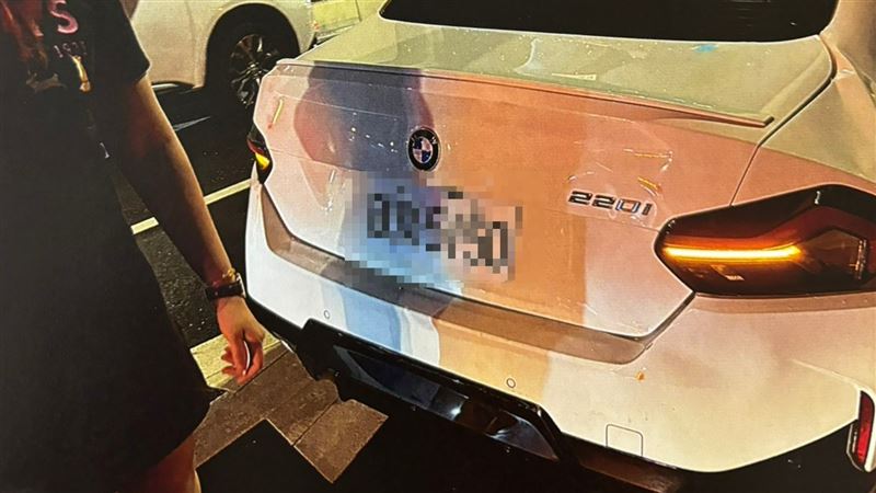 侯沁潔BMW擦撞後受損情形。（圖／客運提供）