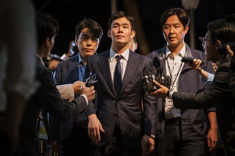 南韓司法染黑！《黑白線人》電影描述檢察官為升官竟為總統候選人吸毒子脫罪，大咖男星不爽被陰大復仇。（圖／可樂電影提供）