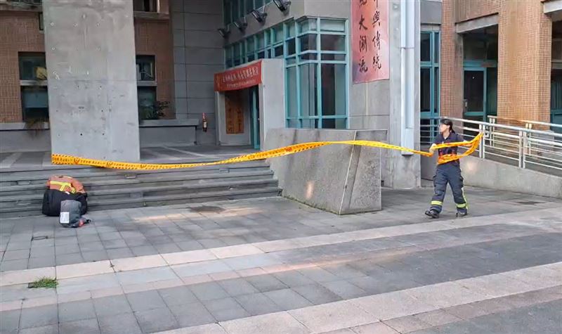 中興大學昨(3)日晚間發生實驗室鋰電池爆炸起火，今(4)日又發生實驗室噴出白色氣體，造成2名學生身體不適送醫。(圖／翻攝畫面)