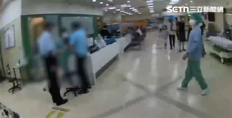台中2歲女童突發熱痙攣，父親衝派出所求救，員警即刻開道救援。（圖／翻攝畫面）