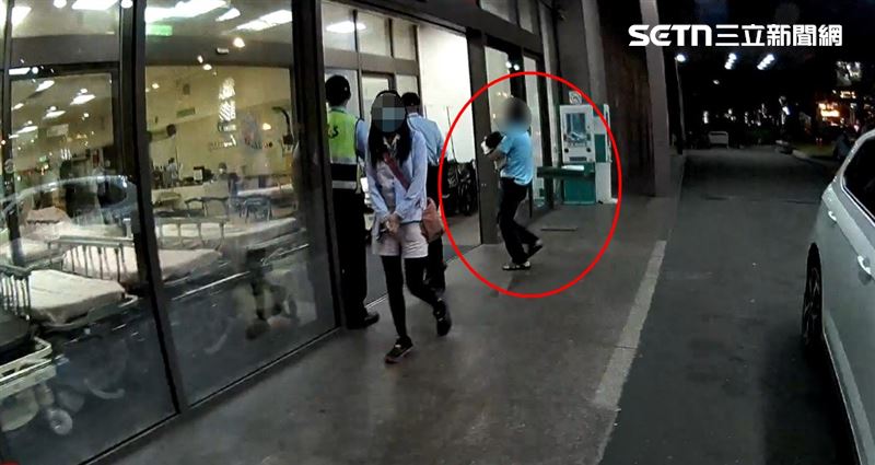 2歲女童突發熱痙攣，卻碰到下班車潮，父親急衝派出所求救。（圖／翻攝畫面）