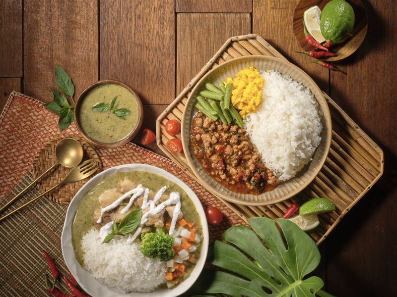 OKmart推出「打拋豬飯」、「綠咖喱燴飯」。（圖／品牌業者提供）
