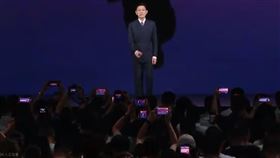 香港天王劉德華親臨華為三折機直播現場，他與華為董事長余承東同台。華為Mate XTs三折疊手機震撼亮相，售價折合台幣7.7萬元起。（圖／翻攝自bilibili）