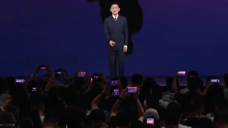 劉德華親臨華為直播室　三折機今登場