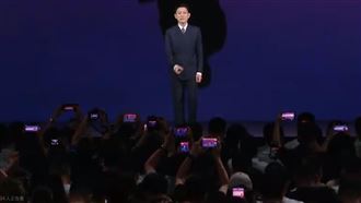 劉德華親臨華為直播室　三折機今登場