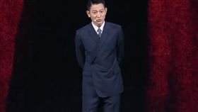 香港天王劉德華親臨華為三折機直播現場，他與華為董事長余承東同台。華為Mate XTs三折疊手機震撼亮相，售價折合台幣7.7萬元起。（圖／翻攝自bilibili）