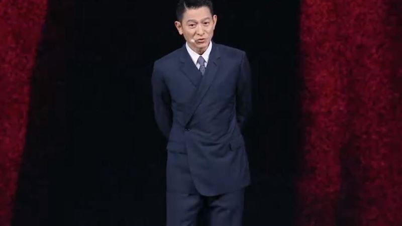 香港天王劉德華親臨華為三折機直播現場,他與華為董事長余承東同台。華為Mate XTs三折疊手機震撼亮相,售價折合台幣7.7萬元起。(圖/翻攝自bilibili)