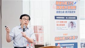 台灣東洋深入台南鄰里推動流感衛教，守護長者健康。圖為台大醫院黃立民醫師。（圖／台灣東洋提供）
