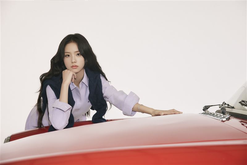 JISOO領銜TOMMY HILFIGER 2025秋季全新主題Hilfiger賽車俱樂部。（圖／品牌業者提供）