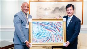 聖露西亞副總理希瑞爾（Dr. Ernest Hilaire）（左）與外交部長林佳龍（右）合影（圖／翻攝自林佳龍臉書）