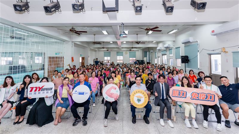 台灣東洋深入台南鄰里推動流感衛教,守護長者健康。(圖/台灣東洋提供)