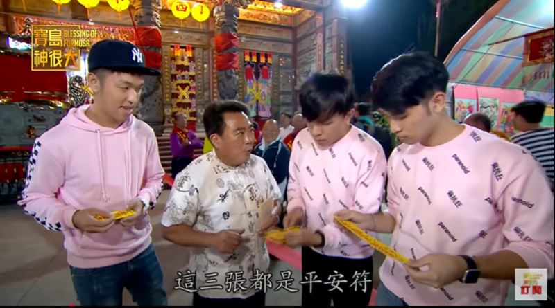 團長發放「平安符」給進入儀式範圍的工作人員。(圖/寶島神很大)