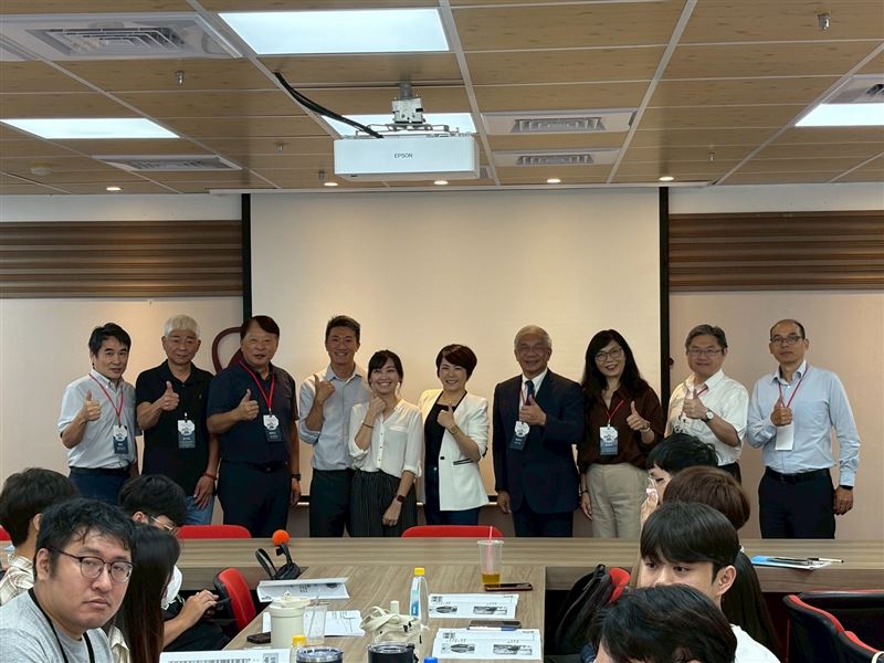 三立電視台白舒樺副總經理（中）以「你不AI就BI(台語發音)」開場。（圖／世新大學提供）