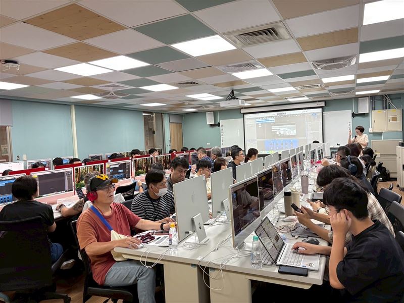 學員對於世新大學提供給學生使用的先進設備感到羨慕。（圖／世新大學提供）