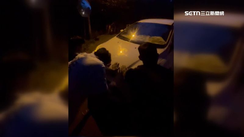 轎車車頭前一行人徒手救「刁掐」
