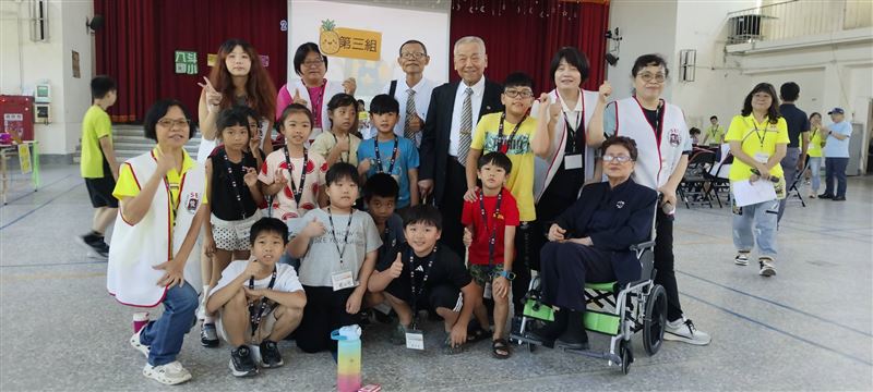 俊華電子董事長黃世明，自幼熟讀四書五經，將經典智慧融入企業經營，觸角橫跨96國，也投注孩童的心靈啟發。（圖／《俊華教育基金會》提供）
