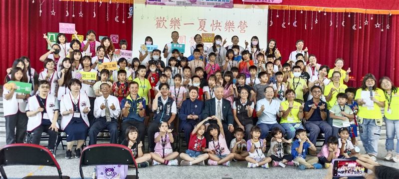 俊華電子董事長黃世明，自幼熟讀四書五經，將經典智慧融入企業經營，觸角橫跨96國，也投注孩童的心靈啟發。（圖／《俊華教育基金會》提供）