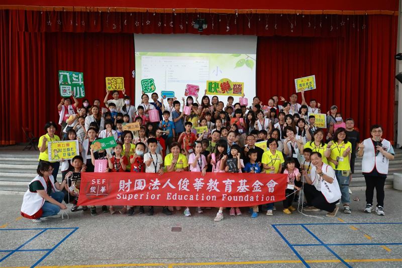 俊華電子董事長黃世明，自幼熟讀四書五經，將經典智慧融入企業經營，觸角橫跨96國，也投注孩童的心靈啟發。（圖／《俊華教育基金會》提供）