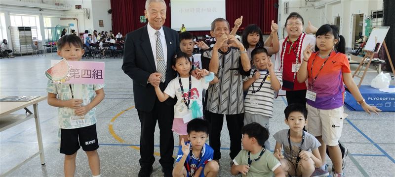 俊華電子董事長黃世明，自幼熟讀四書五經，將經典智慧融入企業經營，觸角橫跨96國，也投注孩童的心靈啟發。（圖／《俊華教育基金會》提供）