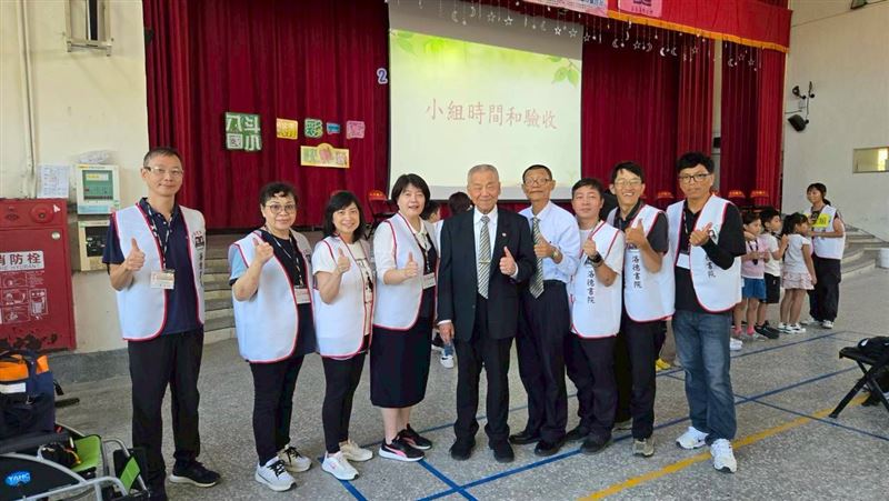 俊華電子董事長黃世明，自幼熟讀四書五經，將經典智慧融入企業經營，觸角橫跨96國，也投注孩童的心靈啟發。（圖／《俊華教育基金會》提供）