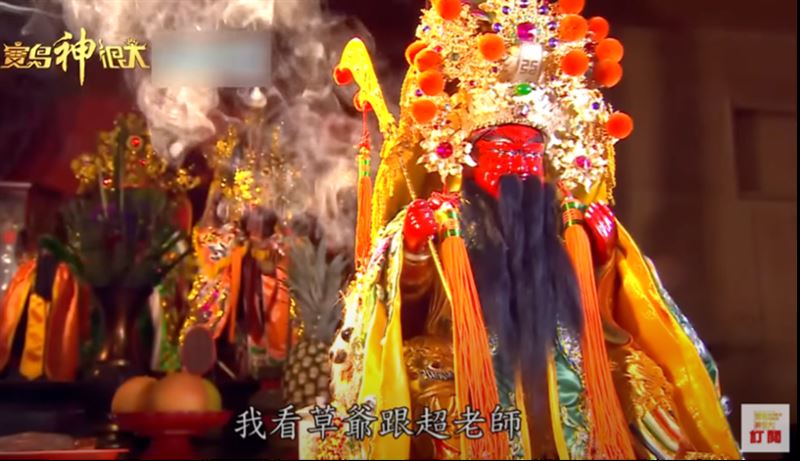 乩身受帝君指引,幫助信眾排憂解惑。(圖/寶島神很大)