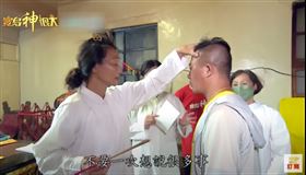 ▲草爺、超老師現場體驗「帝君看診」。（圖／寶島神很大）