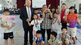 俊華電子董事長黃世明，自幼熟讀四書五經，將經典智慧融入企業經營，觸角橫跨96國，也投注孩童的心靈啟發。（圖／《俊華教育基金會》提供） 