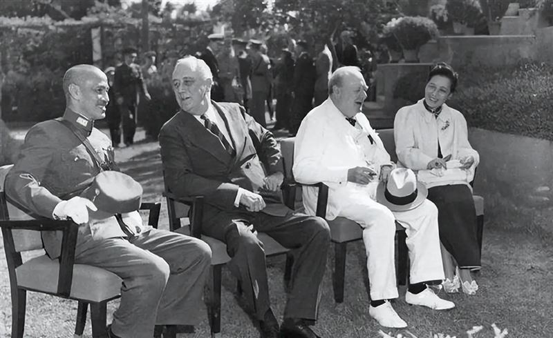 1943年開羅會議，左至右分別是中華民國國民政府主席蔣中正、美國總統富蘭克林&middot;羅斯福、英國首相溫斯頓&middot;邱吉爾，以及蔣中正夫人宋美齡。(圖／翻攝維基百科)
