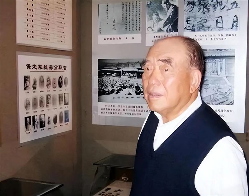郝柏村曾擔任蔣介石六年貼身侍衛長，晚年出回憶錄指出蔣介石決策上的失誤。(圖／翻攝維基百科)