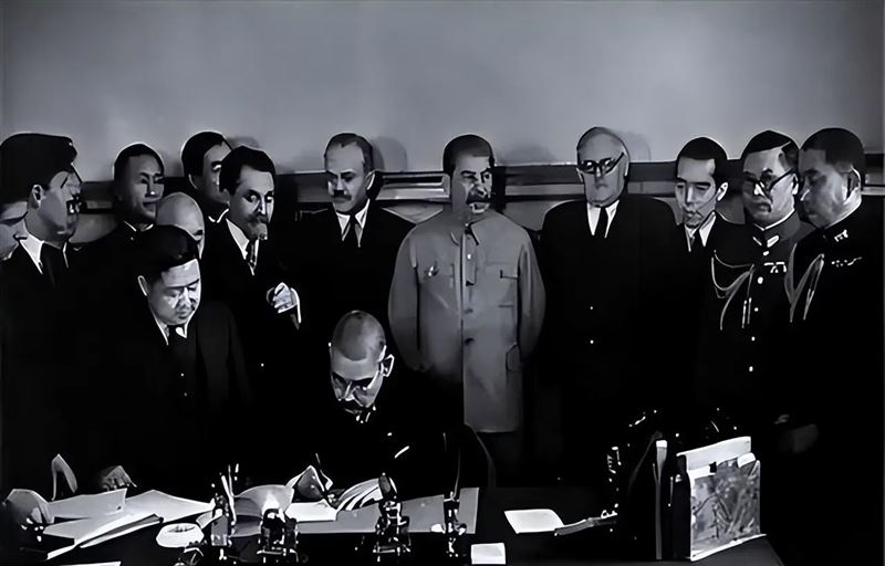 1941年4月13日蘇聯與日本在莫斯科簽署《日蘇中立條約》，該條約在1945年8月8日，蘇聯對日本宣戰並入侵滿洲前夕被蘇聯廢止 。(圖／翻攝維基百科)