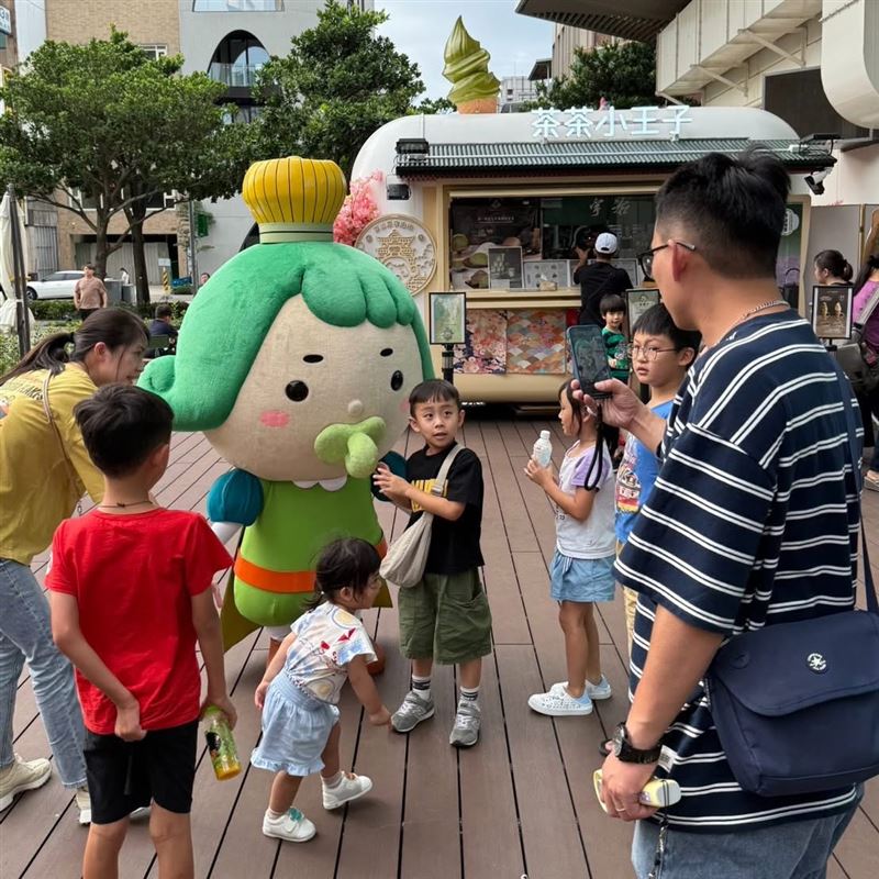 日本京都府宇治市官方吉祥物「茶茶」 親臨現場帶來唱跳互動，為大小朋友帶來驚喜。。（圖／茶茶王國提供）