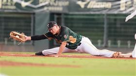 台鋼雄鷹顏郁軒上演「劈腿」美技。（圖／台鋼雄鷹提供） 