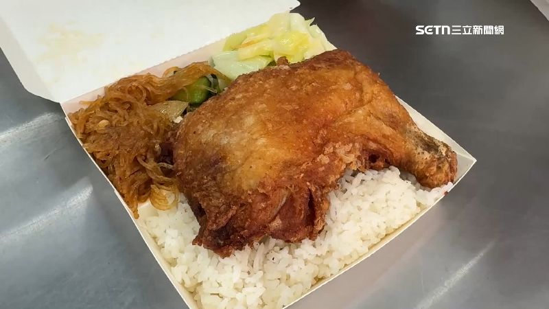 炸雞腿加上3樣配菜，便當盒快要炸開