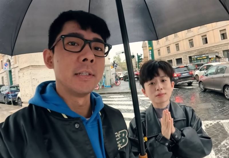 HOOK（右）出國用很有趣的方式說當地歷史故事，每次看完都莫名覺得歷史其實滿有趣。（圖／翻攝自YouTube）