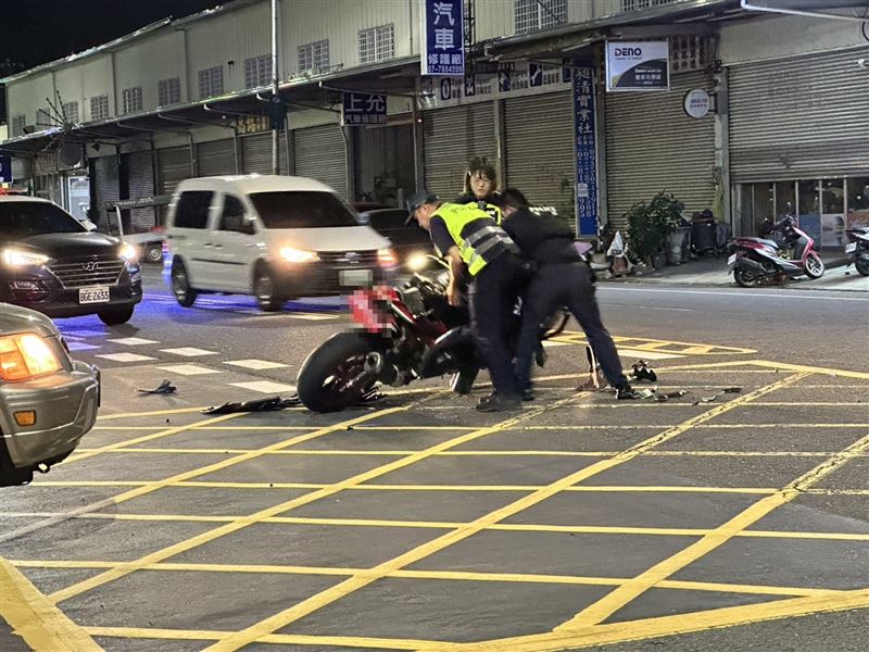 警方協助將重機牽離現場，吳男意識清楚送醫。（圖／記者簡榮良攝影）