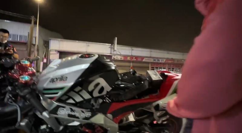 24歲吳姓男子騎義大利廠牌Aprilia RSV4發生車禍。（圖／記者簡榮良攝影）