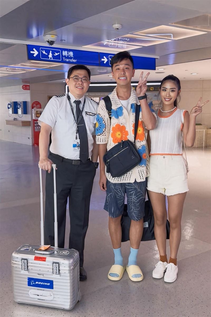 香蕉與辣妻Timmy搭星宇航空從沖繩返台,由張國煒親自擔任機長,他也曬出合照揭K董「私下真面目。」(圖/翻攝自香蕉臉書)