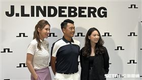 旅美台灣高球好手俞俊安(中)，擔任國際服飾品牌J.LINDEBERG全球品牌大使，並與知名攝影師廖文瑄合作，舉辦《MEET KEVIN YU》攝影展。（圖／記者蔡厚瑄攝影）