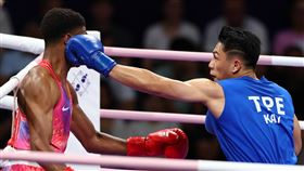 奧運拳擊16強　甘家葳積極搶攻（1）2024巴黎奧運在法國當地時間31日進行拳擊賽事，台灣好手甘家葳（右）在男子71公斤級16強迎戰美國對手，賽中積極搶攻。中央社記者王騰毅巴黎攝　113年7月31日
