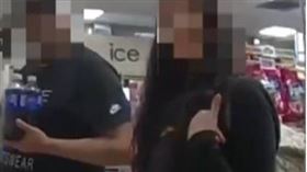 ▲女子在超商偷比「國際求救手勢」。（圖／翻攝阿罕布拉警察局臉書）